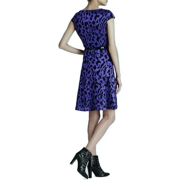 ANNE KLEIN • Women’s Black & Blue Cap Sleeve Belted Printed Swing Dress - Picture 4 of 7